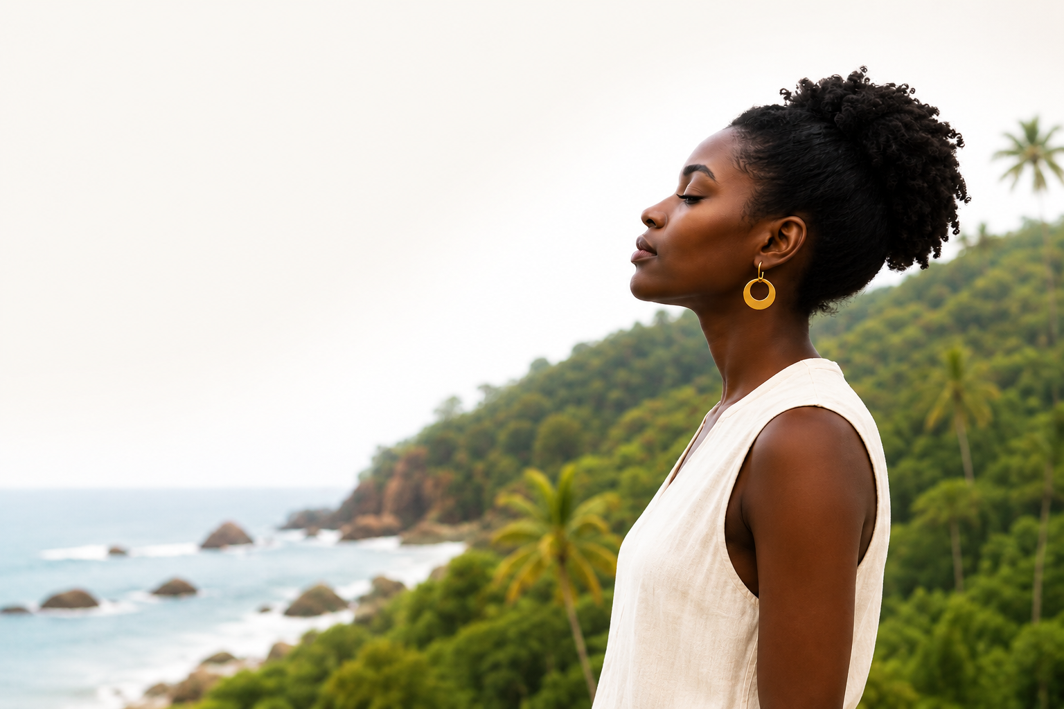 Mujer afrodescendiente de perfil frente al mar